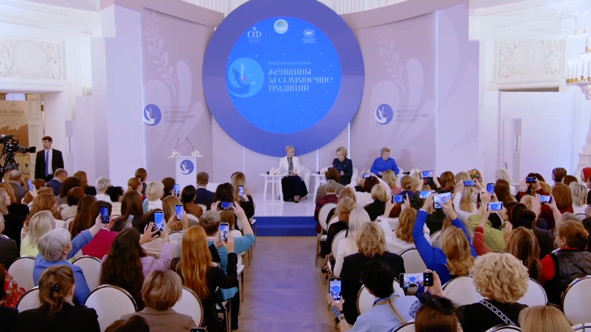 Встречать Новый год на Красной площади, вспоминать героев 9 мая, вместе лепить пельмени — общие ценности делают нас сильнее. Почему беречь традиции важно для женщин разных стран?